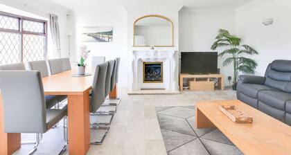 New! Amazing 4BR Cottage w/ SEA VIEW, Terrace & Free Parking - City Centre