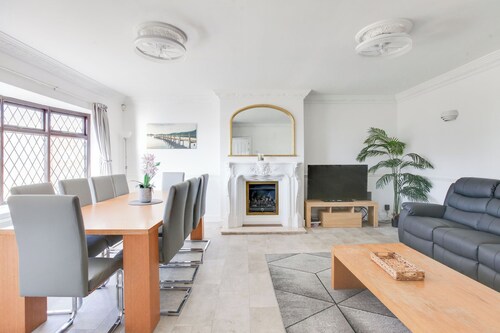 New! Huge & Amazing 4BR Cottage City Centre w/ Terrace & Parking + SEA VIEW!