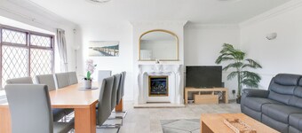 New! Huge & Amazing 4BR Cottage City Centre w/ Terrace & Parking + SEA VIEW!