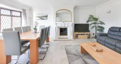 New! Huge & Amazing 4BR Cottage City Centre w/ Terrace & Parking + SEA VIEW!