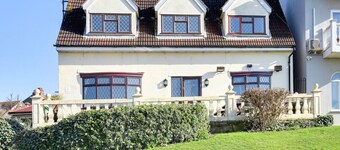 New! Amazing 4BR Cottage w/ SEA VIEW, Terrace & Parking - Near the beach!