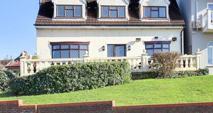 New! Amazing 4BR Cottage w/ SEA VIEW, Terrace & Parking - Near the beach!