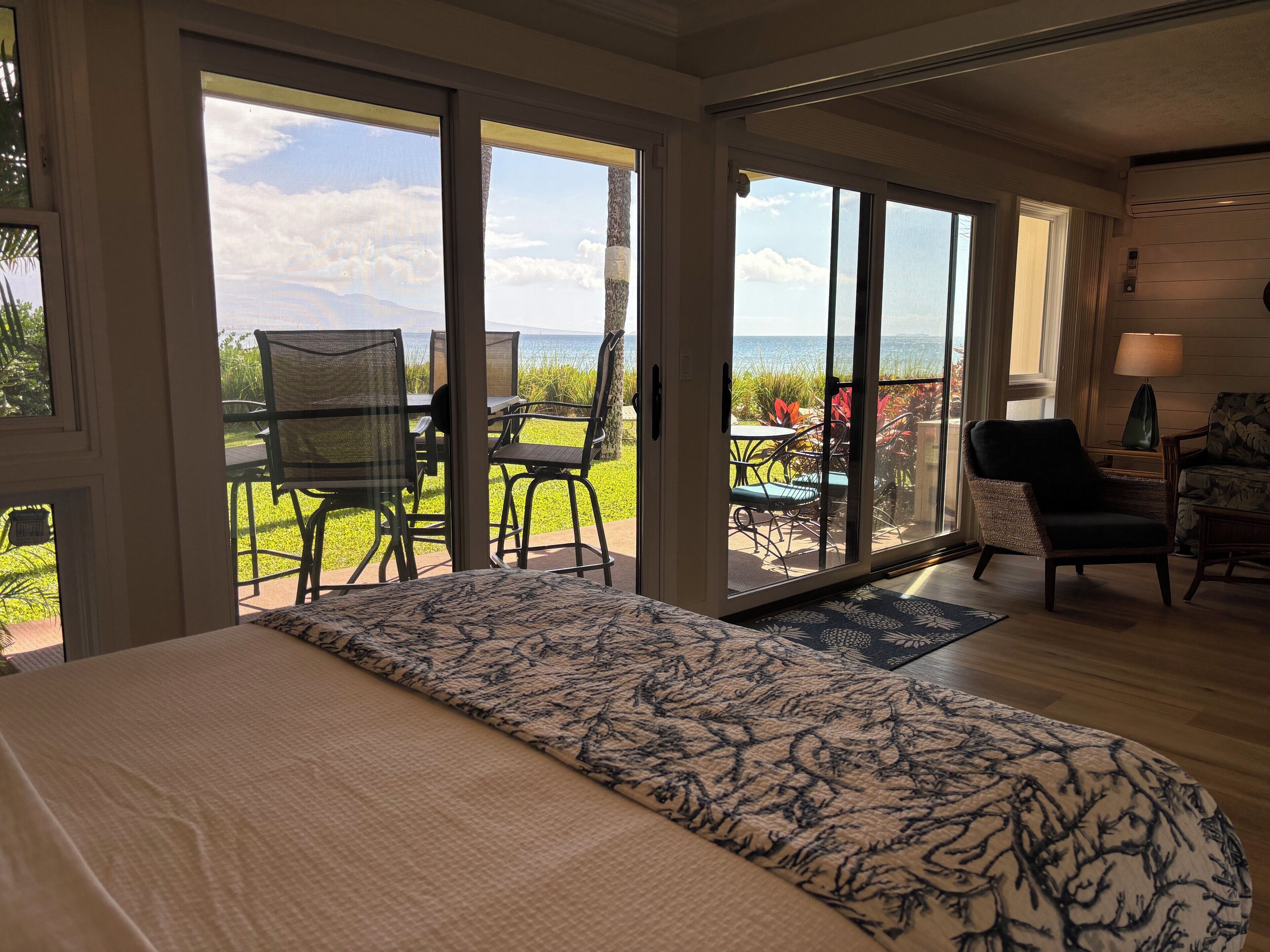 Een strijkplank/strijkijzer, internet, beddengoed