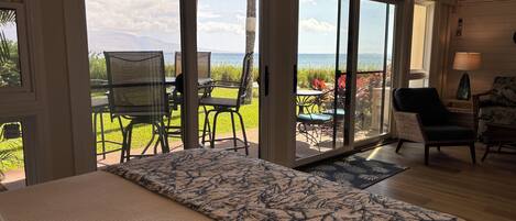 Een strijkplank/strijkijzer, internet, beddengoed