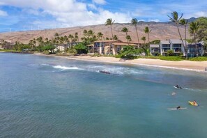 A coastal hotel with beachfront rooms, palm trees, and a view of the ocean. - Hono Kai B4 Maui Ocean Views from all 3 walls! (Wailuku)