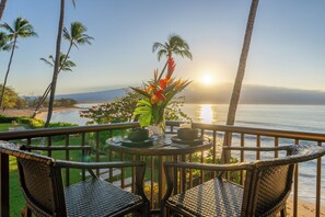 Outdoor dining - Hono Kai B4 Maui Ocean Views from all 3 walls! (Wailuku)