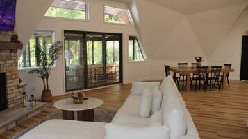 Televisión y chimenea