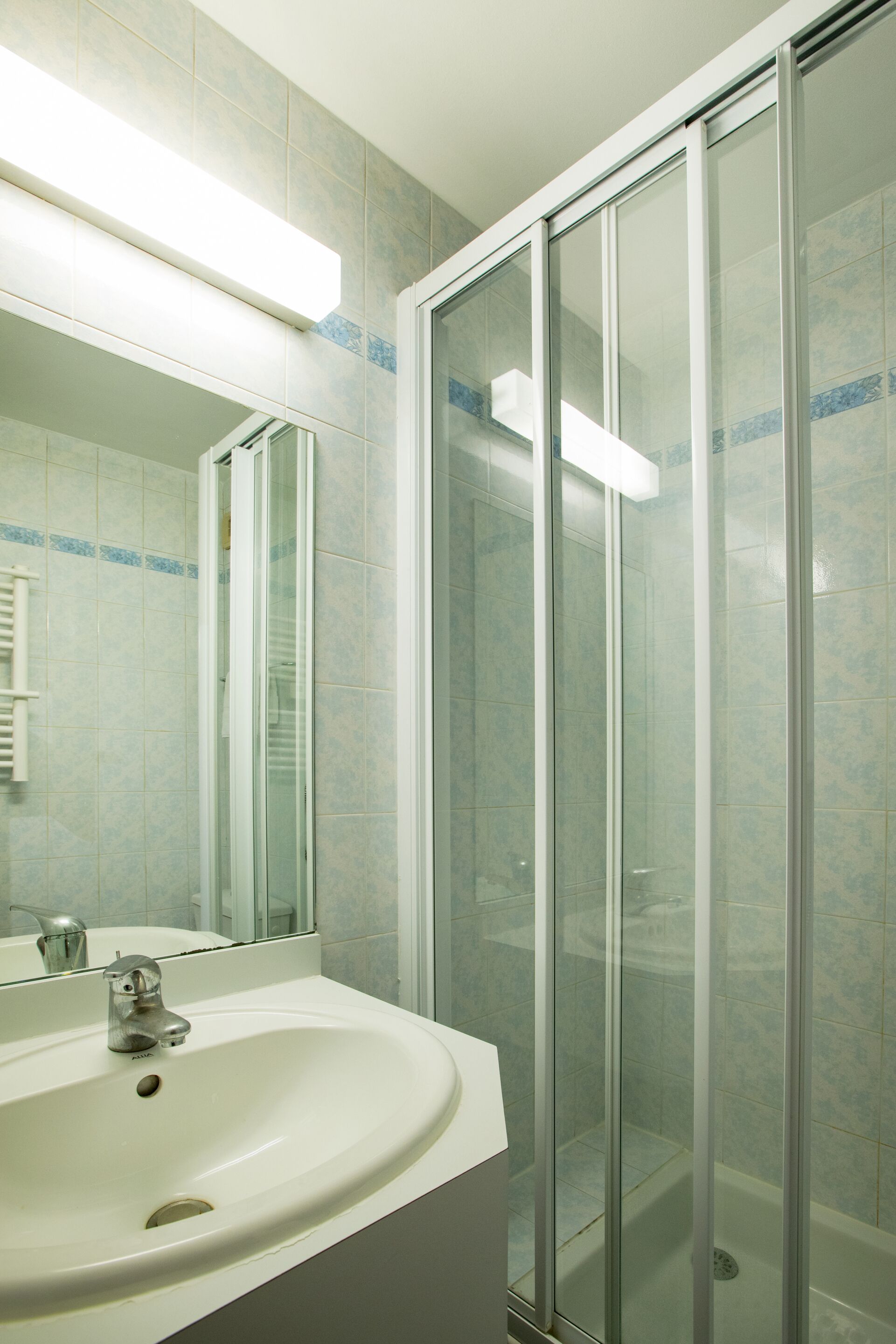 Secador de pelo, toallas, jabón, shampoo