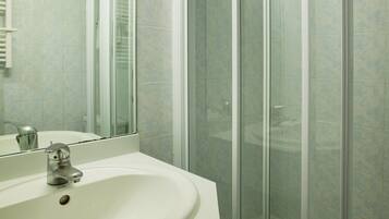 Secador de pelo, toallas, jabón, shampoo