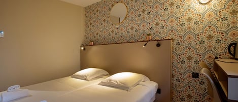 Habitación clásica doble, baño privado | Escritorio, espacio para trabajar con un portátil, wifi gratis