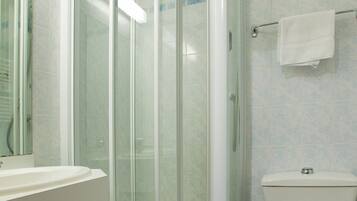 Secador de pelo, toallas, jabón, shampoo