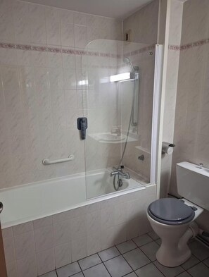 Standard Room | Bathroom | Hair dryer, towels, soap, shampoo - Gabhouse Lyon Gerland City Living Stay (Vénissieux)