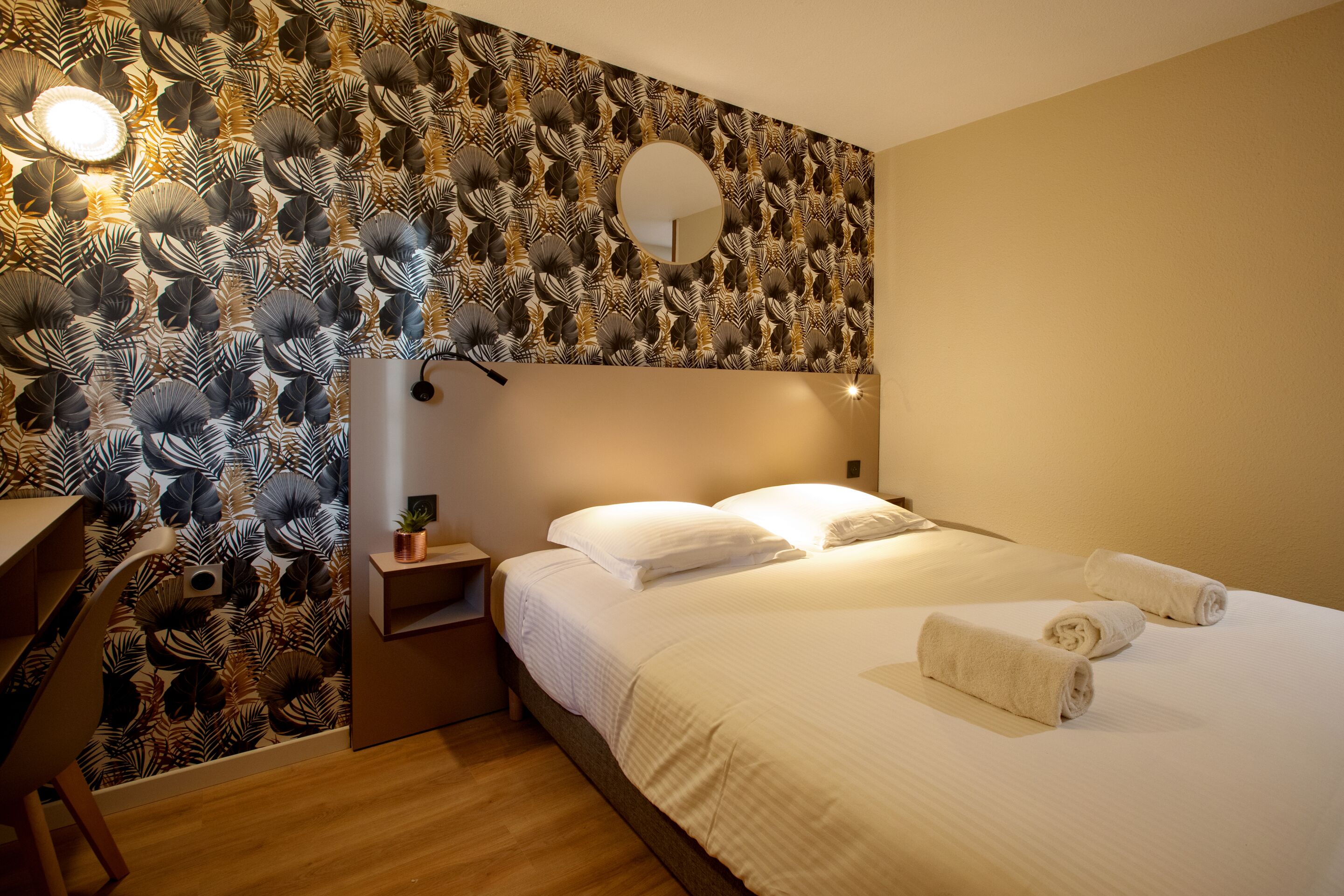 Escritorio, espacio para trabajar con laptop y wifi gratis 