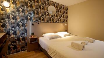 Escritorio, espacio para trabajar con laptop y wifi gratis