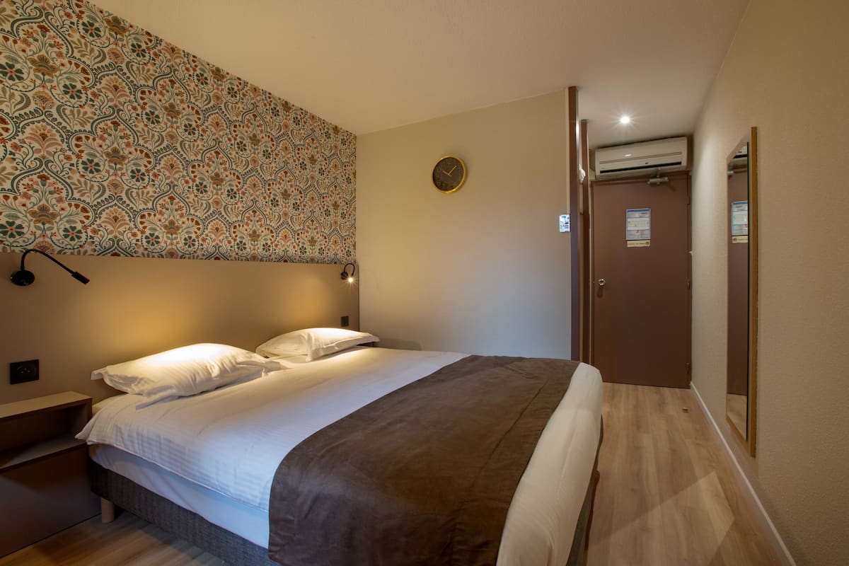 Quarto casal clássico, suíte | Escrivaninha, espaço de trabalho para notebook, Wi-Fi de cortesia