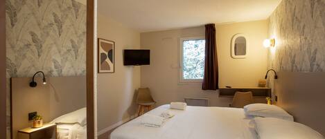 Habitación clásica doble, baño privado | Escritorio, espacio para trabajar con un portátil, wifi gratis