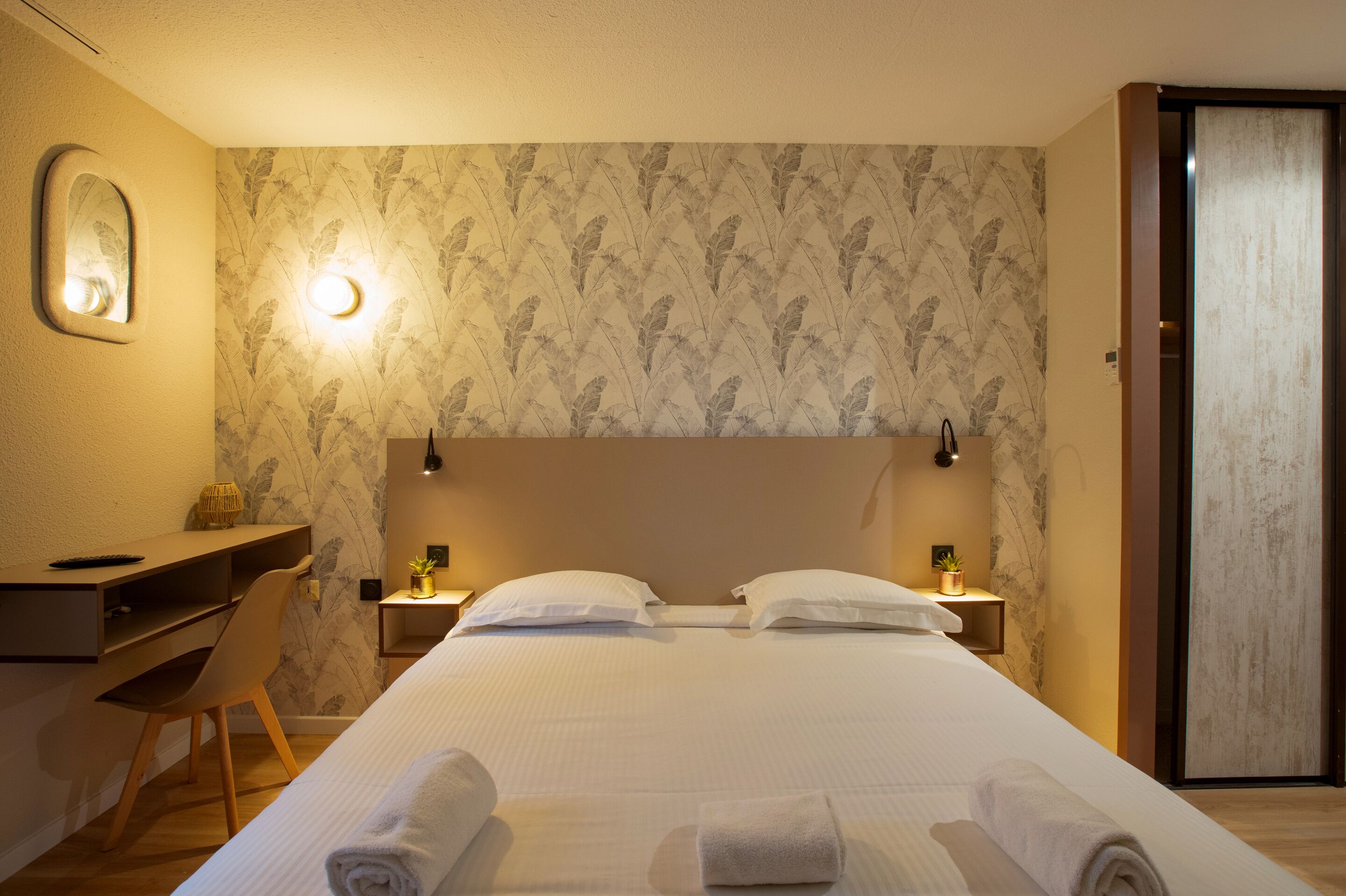 Escritorio, espacio para trabajar con laptop y wifi gratis 