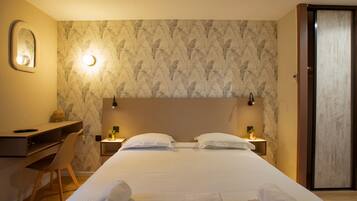 Escritorio, espacio para trabajar con laptop y wifi gratis