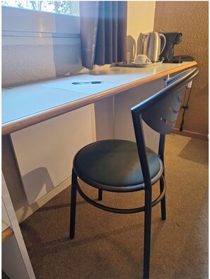 Desk, laptop workspace, free WiFi - Gabhouse Lyon Gerland City Living Stay (Vénissieux)