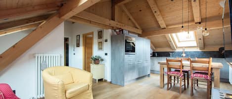 Appartement (3 Bedrooms) | Woonruimte | Een 32-inch flatscreentelevisie met kabelzenders