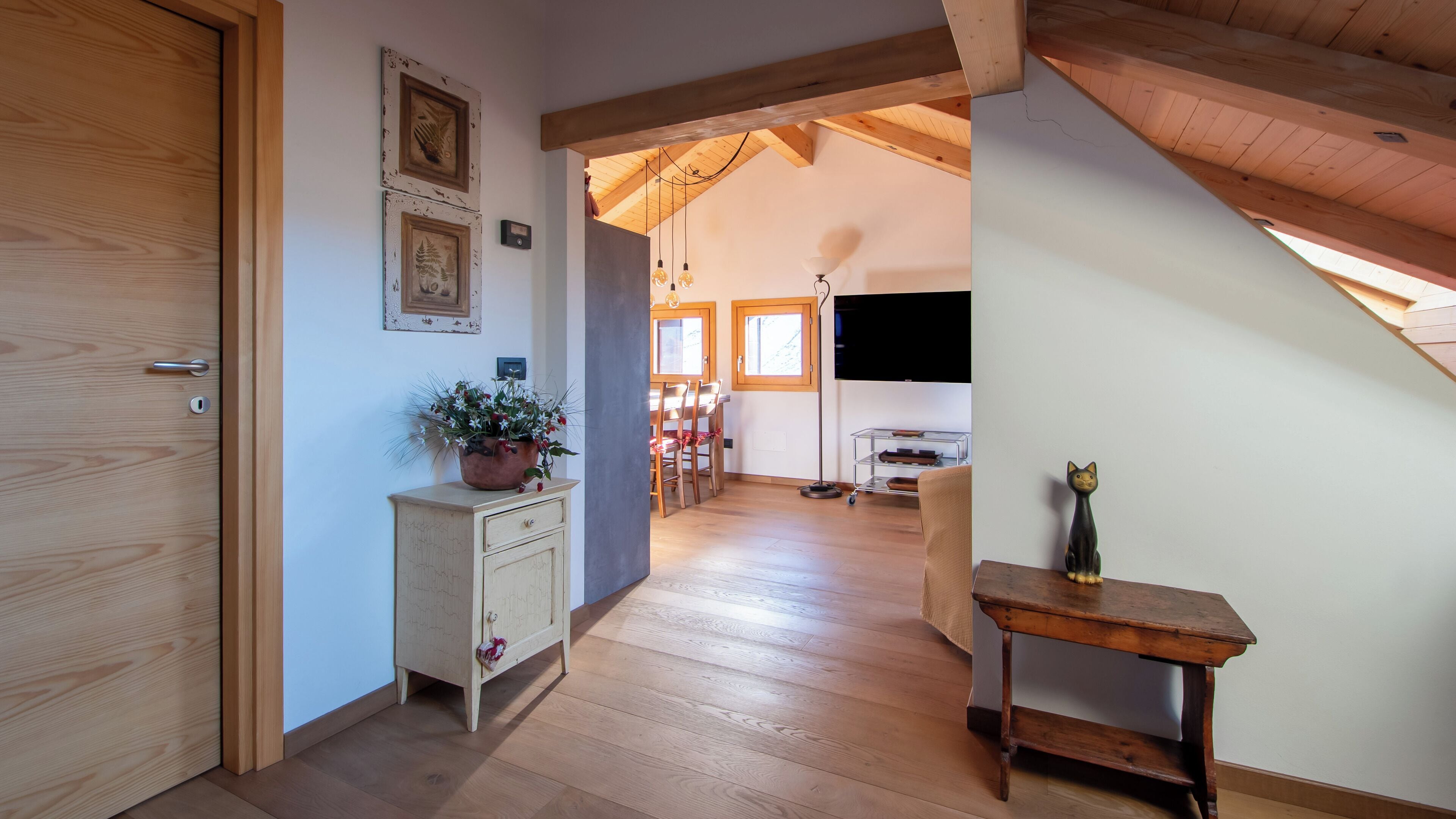 Apartment (3 Bedrooms) | Ruang tamu | 32 inci televisyen skrin rata dengan kabel 