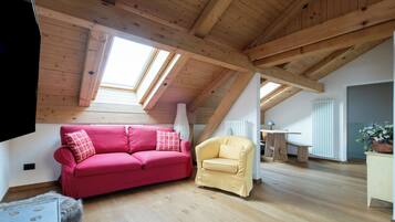 Leilighet (3 Bedrooms) | Oppholdsområde | En 32-tommers Flatskjerm-TV med kabel-kanaler