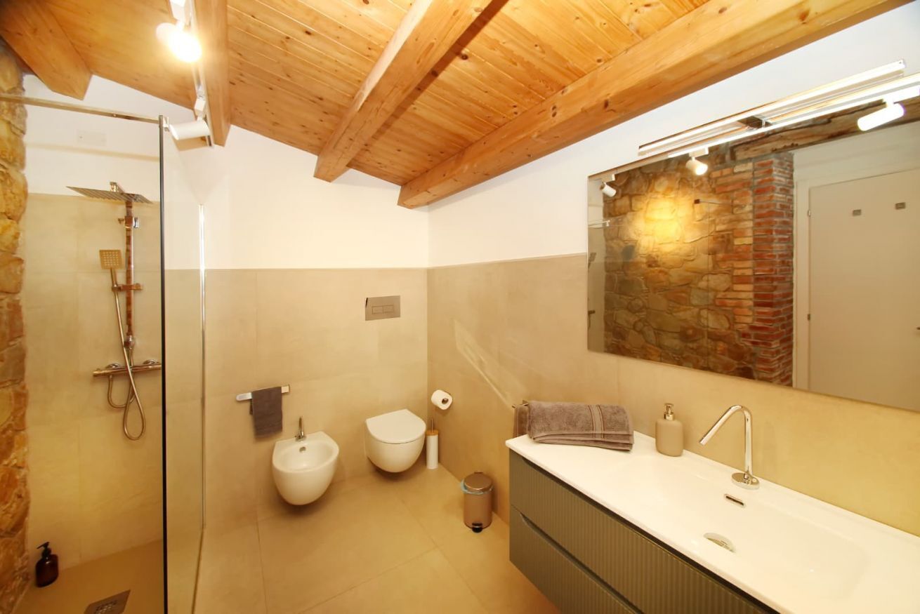 Een douche, een haardroger, een bidet, handdoeken