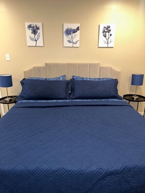 Escritorio, tabla de planchar con plancha, cuna de viaje y wifi 