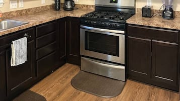 Een koelkast, een magnetron, een oven, een kookplaat