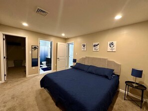 Een bureau, een strijkplank/strijkijzer, reisbedje, wifi