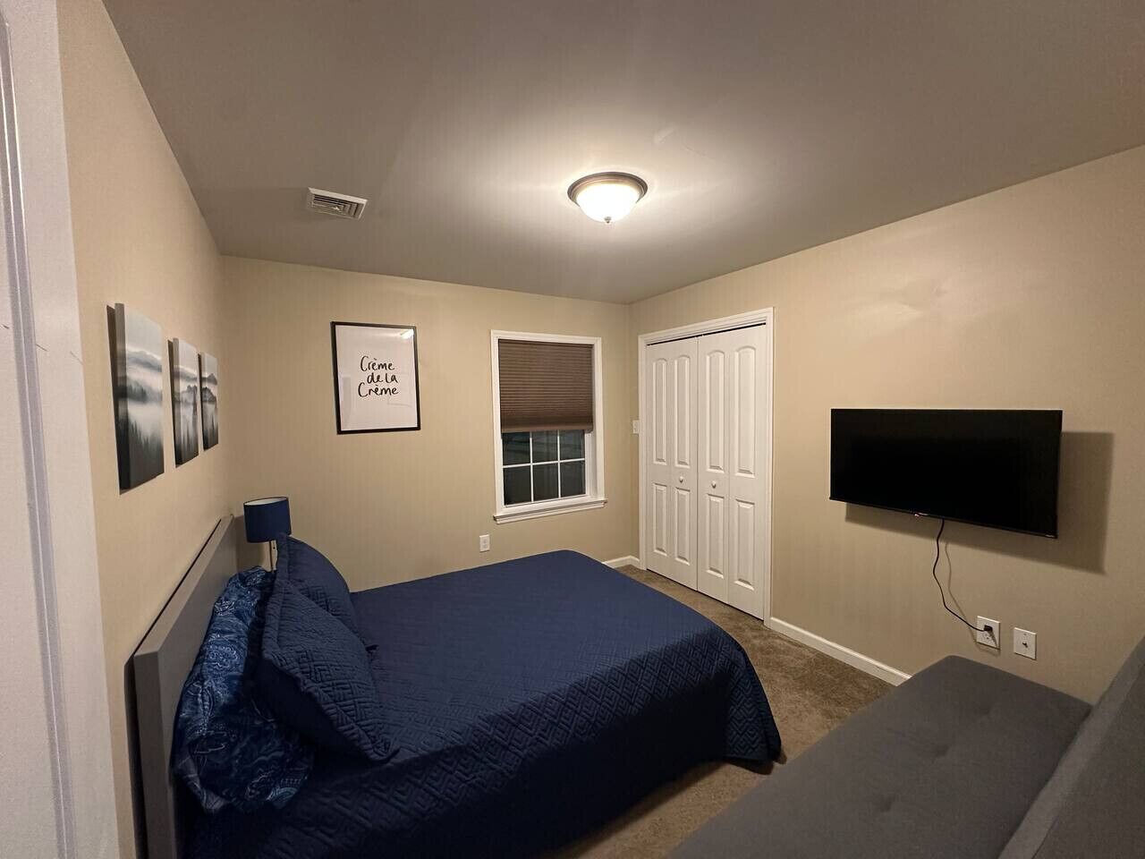 Een bureau, een strijkplank/strijkijzer, reisbedje, wifi