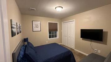 Een bureau, een strijkplank/strijkijzer, reisbedje, wifi