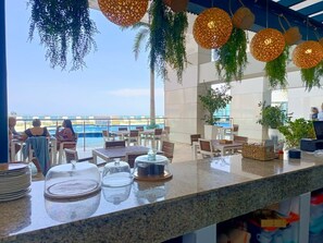 Outdoor dining - Apartment in Bocagrande, in front of the sea. (Cartagena de Indias)
