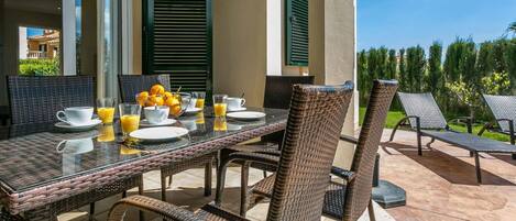 Outdoor dining