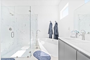 Dusche, Haartrockner, Handtücher, Seife