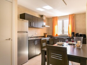 Kühlschrank, Ofen, Geschirrspüler, Kochgeschirr/Geschirr/Besteck