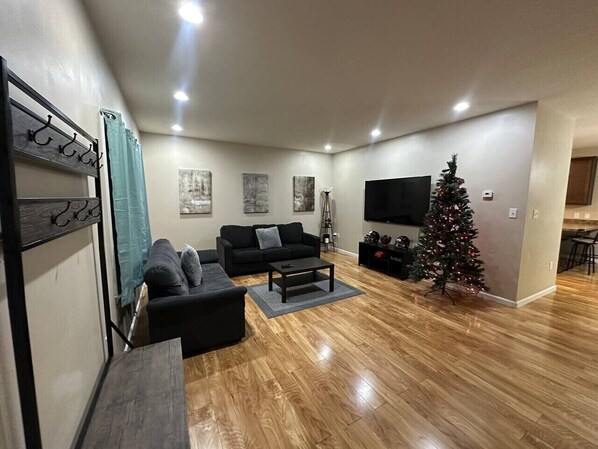 Una televisión, una chimenea