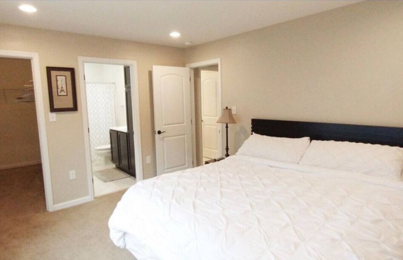 Escritorio, tabla de planchar con plancha, cuna de viaje y wifi 