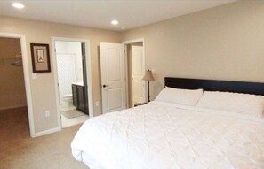 Schreibtisch, Bügeleisen/Bügelbrett, Reisekinderbett, WLAN