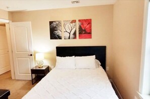 Escritorio, tabla de planchar con plancha, cuna de viaje y wifi