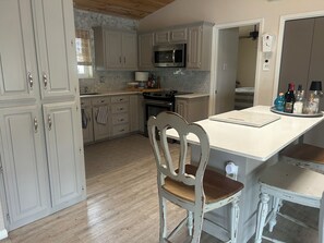 Private kitchen - Cozy 3-bedroom cottage in lovely Tool on Cedar Creek Lake (Tool)