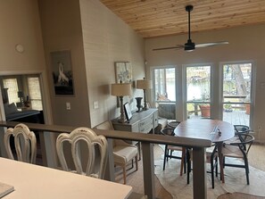 Dining - Cozy 3-bedroom cottage in lovely Tool on Cedar Creek Lake (Tool)