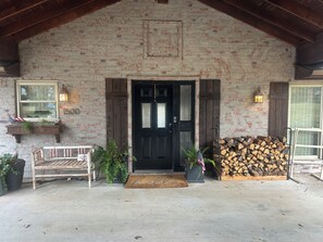 Exterior detail - Cozy 3-bedroom cottage in lovely Tool on Cedar Creek Lake (Tool)
