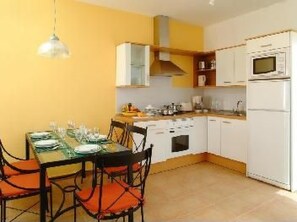 Fridge, microwave, oven, cookware/dishes/utensils - Bungalow mit geräumiger Terrasse by Interhome (Playa Blanca)