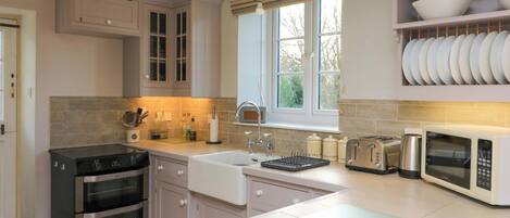 Lave-vaisselle, batterie de cuisine, vaisselle et ustensiles