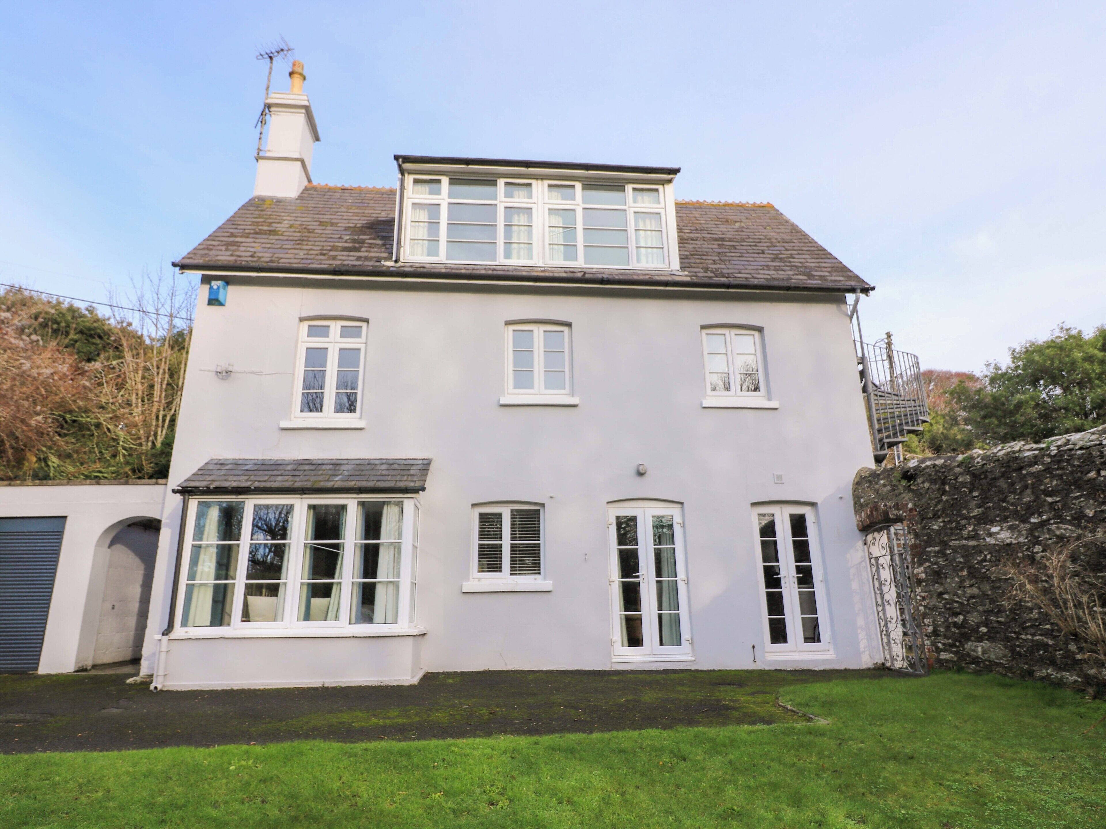 المنشأة من الخارج