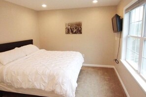 Desk, iron/ironing board, travel crib, WiFi - Luxury Townhouse Near West Point (Highland Falls)