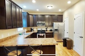 Refrigerador, microondas, horno, placa de cocina