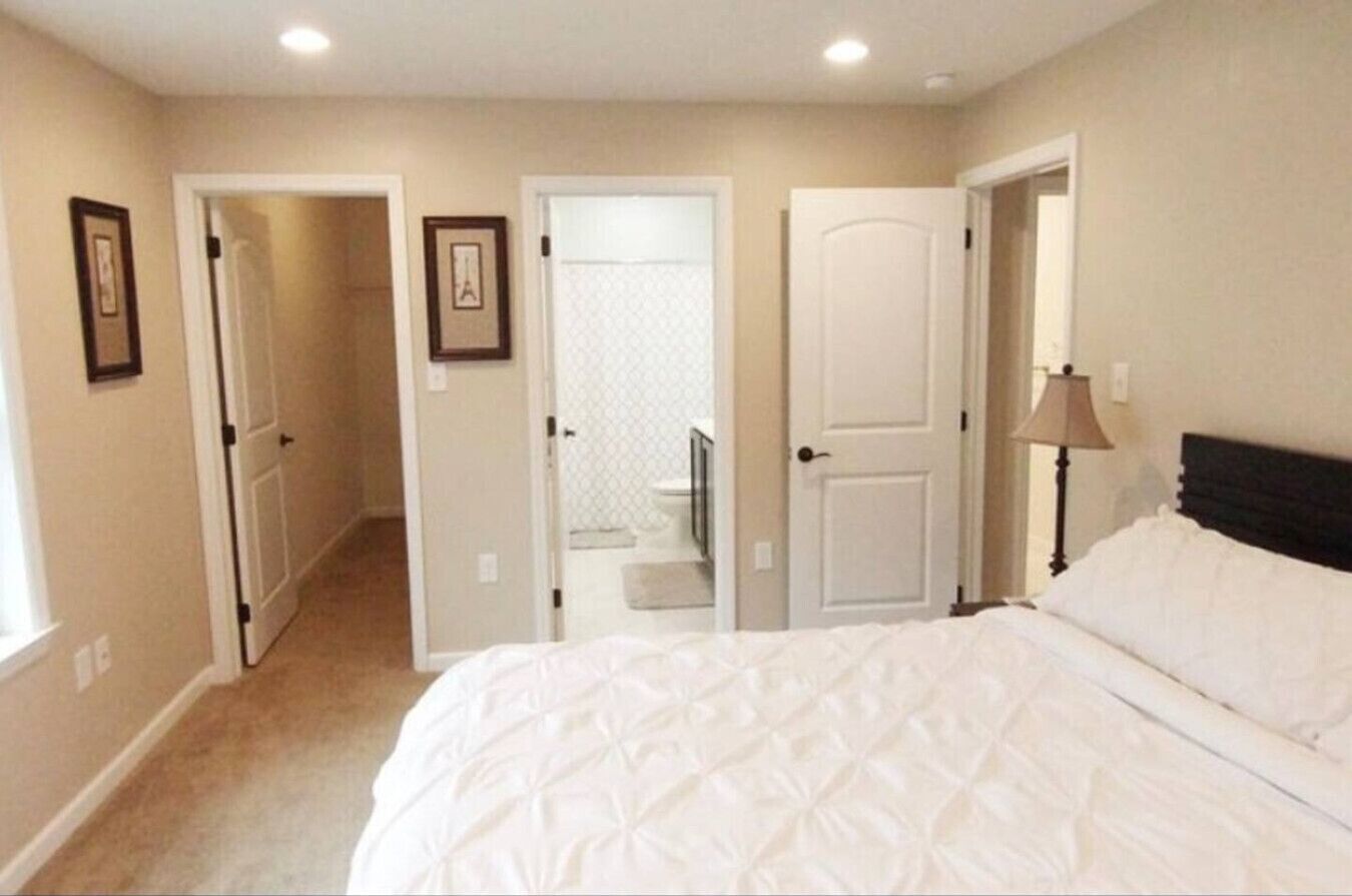 Escritorio, tabla de planchar con plancha, cuna de viaje y wifi 