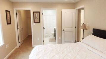 Escritorio, tabla de planchar con plancha, cuna de viaje y wifi